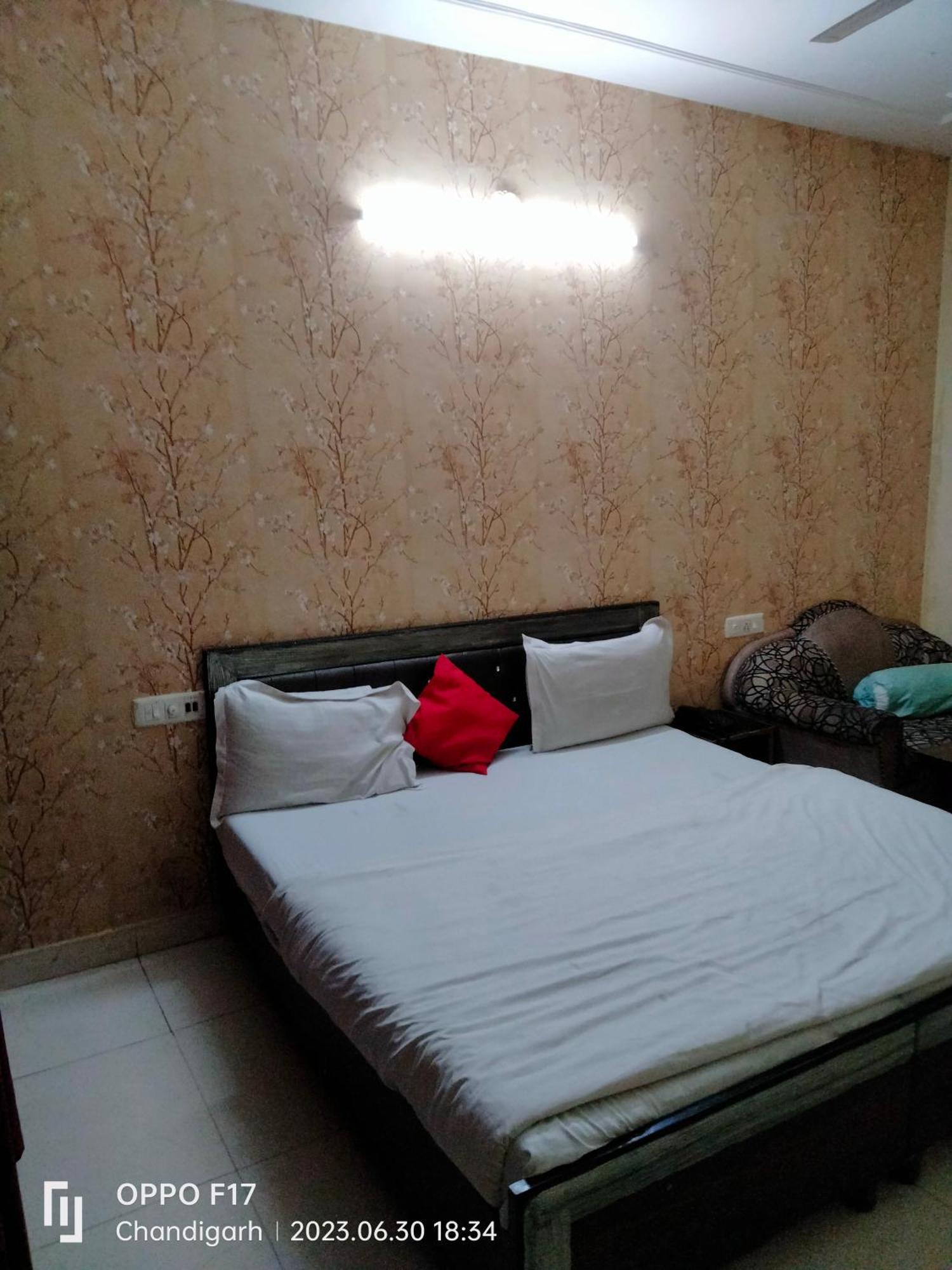 Diamond Palace Chandigarh Room photo